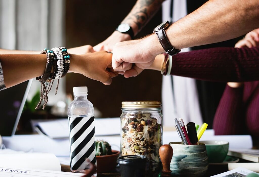 Mitarbeiterbindung: Weshalb Unternehmen mit Benefits oft am Ziel vorbeischießen 2 Teamwork als Basis für Mitarbeiterbindung