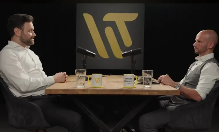 Podcast-Interview über Betrugsprävention im Unternehmen und Leadership-Strategien. Zwei Business-Experten am Studiotisch mit Mikrofonen und dem WT-Logo im Hintergrund.