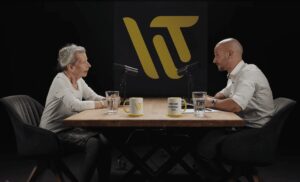 Dr. Elisabeth Lukas im Gespräch über die psychologischen Auswirkungen von künstliche Intelligenz in der Arbeitswelt während einer Podcast-Aufnahme in einem modernen Studio.