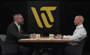 Bewerbungsgespräch führen im Experteninterview – zwei Führungskräfte im professionellen Podcast-Gespräch über erfolgreiche Mitarbeiterauswahl