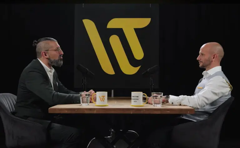 Bewerbungsgespräch führen im Experteninterview – zwei Führungskräfte im professionellen Podcast-Gespräch über erfolgreiche Mitarbeiterauswahl